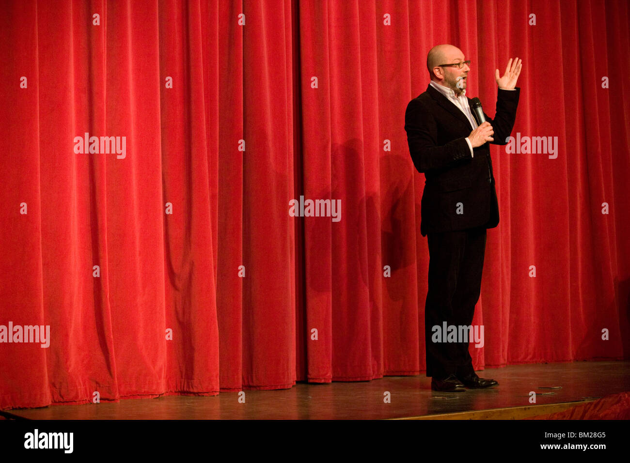 Die Stand-up Comedian Chris Neill führt auf der Bühne in London. Stockfoto