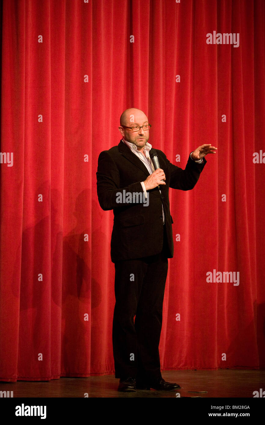 Die Stand-up Comedian Chris Neill führt auf der Bühne in London. Stockfoto