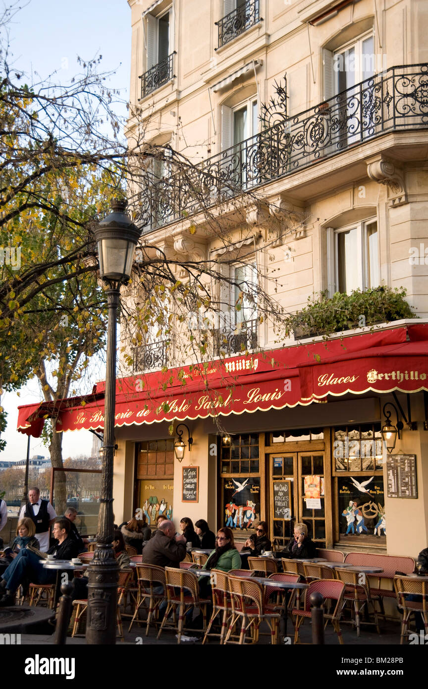 Leute sitzen außerhalb einer Brasserie auf der Ile St. Louis, Paris, Frankreich Stockfoto