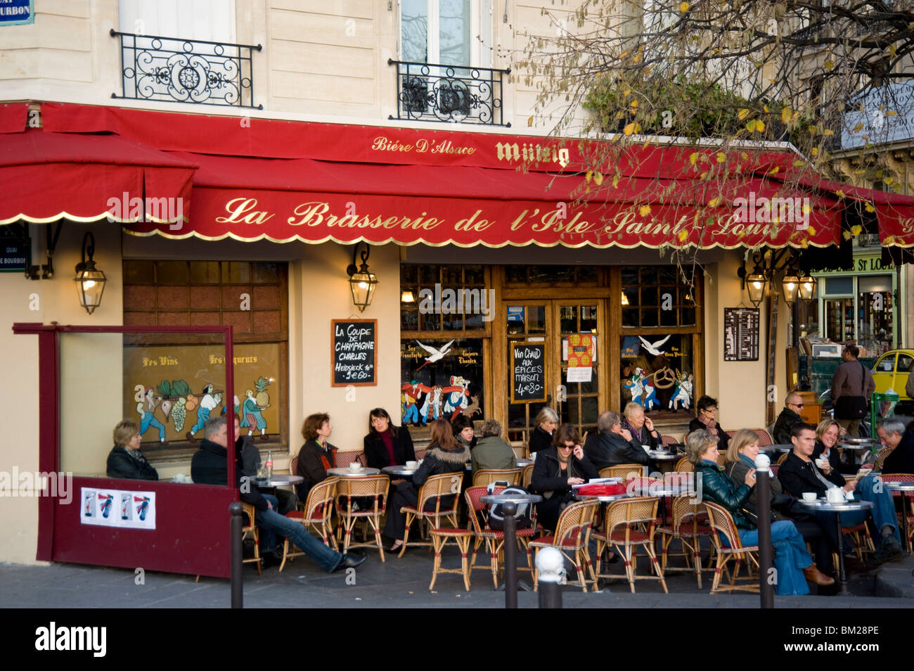 Leute sitzen außerhalb einer Brasserie auf der Ile St. Louis, Paris, Frankreich Stockfoto
