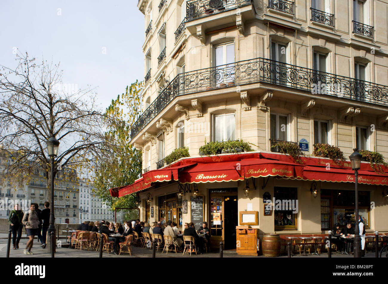 Leute sitzen außerhalb einer Brasserie auf der Ile St. Louis, Paris, Frankreich Stockfoto