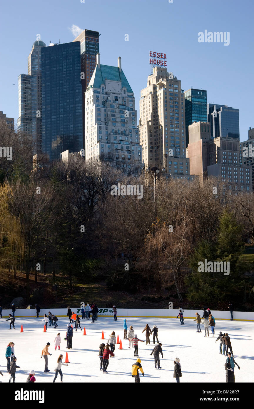 Skater auf der Woolman Rink im Central Park mit der Skyline hinter New York City, New York State, USA Stockfoto