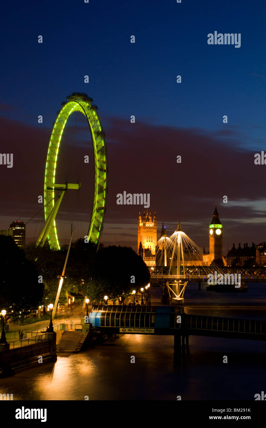 Skyline in der Abenddämmerung mit dem London Eye und Big Ben, London, UK Stockfoto