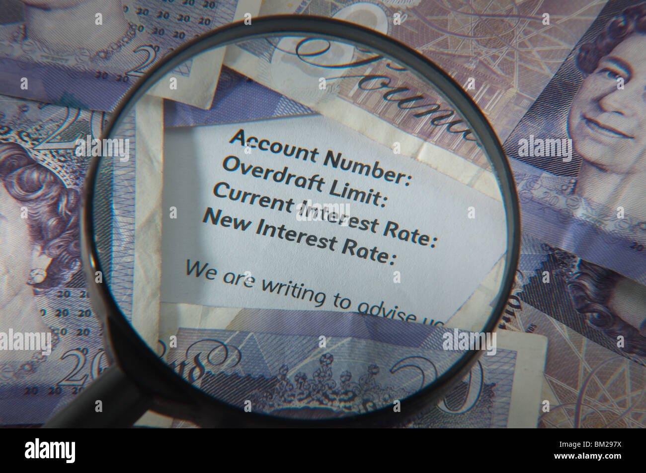 Überziehung Anlage Beratung Brief gesehen durch ein Vergrößerungsglas, umgeben von zwanzig Pfund-Noten. Stockfoto