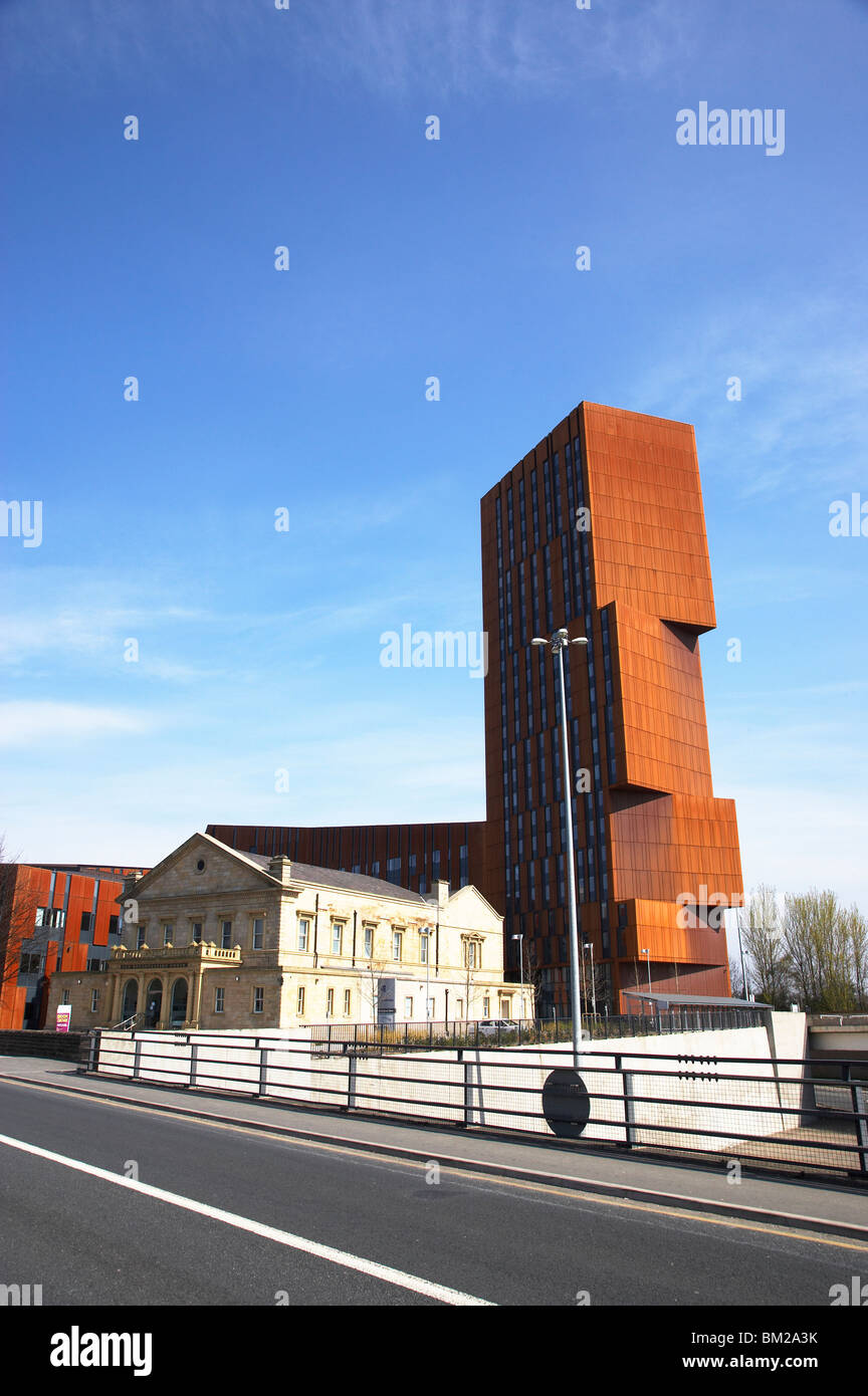 Alten Funkhaus mit neuen Fernsehturm in Leeds UK Stockfoto