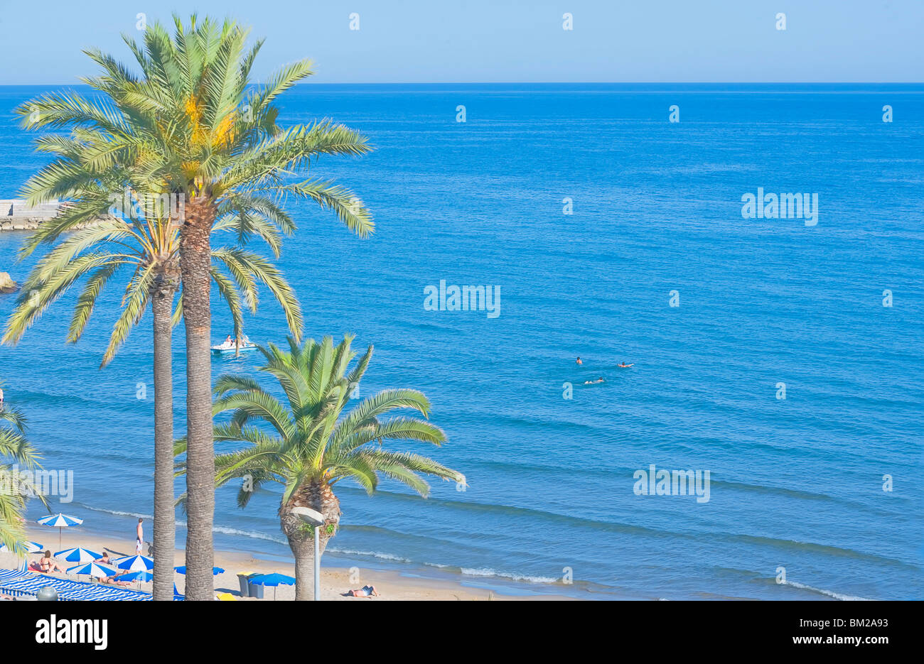 Sitges Strand und Promenade, Sitges, Costa Dorada, Katalonien, Spanien Stockfoto