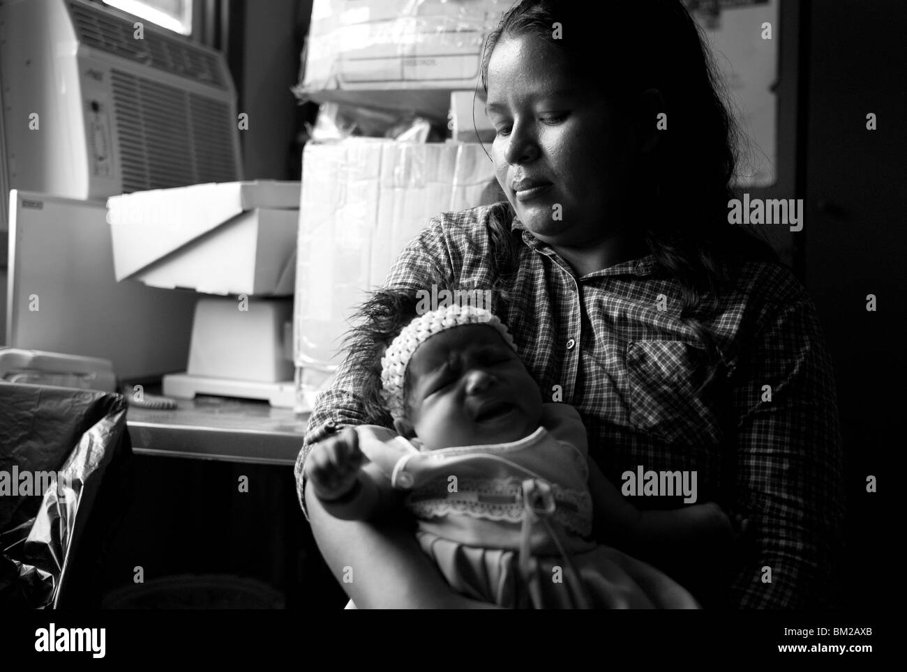 Ein HIV positive Mutter und Kind, wer HIV negativ in Roatan Honduras ist. Stockfoto
