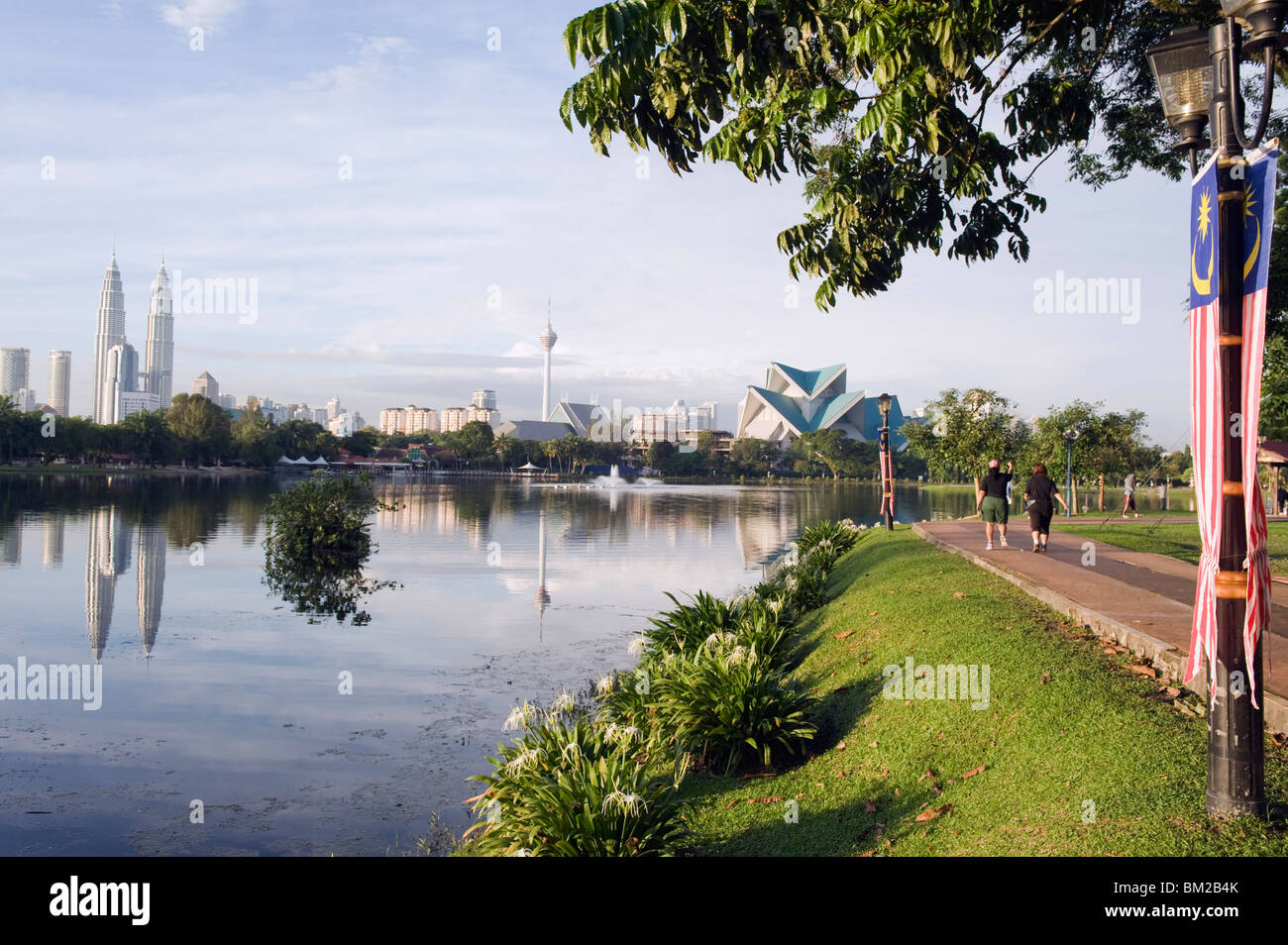 Petronas Towers, KL Tower und Istana Budaya Nationaltheater, Titiwangsa See, Kuala Lumpur, Malaysia, Südost-Asien Stockfoto