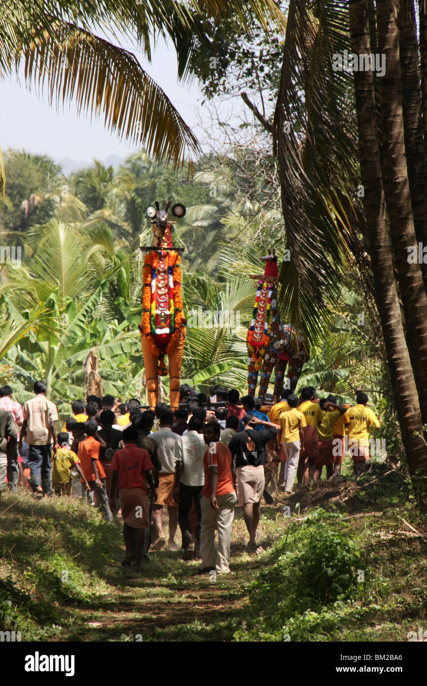 dekorierte Pferd Skulpturen und Anhänger von Machadu Mamankam oder Thiruvanikkavu Kuthira Vela, Machadu, Thrissur, Kerala, Indien, Asien Stockfoto