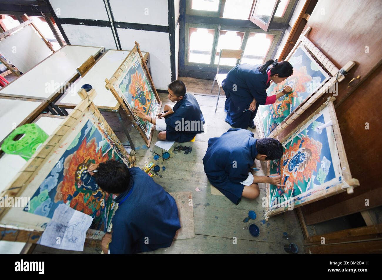 Thangka-Maler am nationalen Institut für Institut Chusum Pedzoe, (Malschule), Thimphu, Bhutan Stockfoto