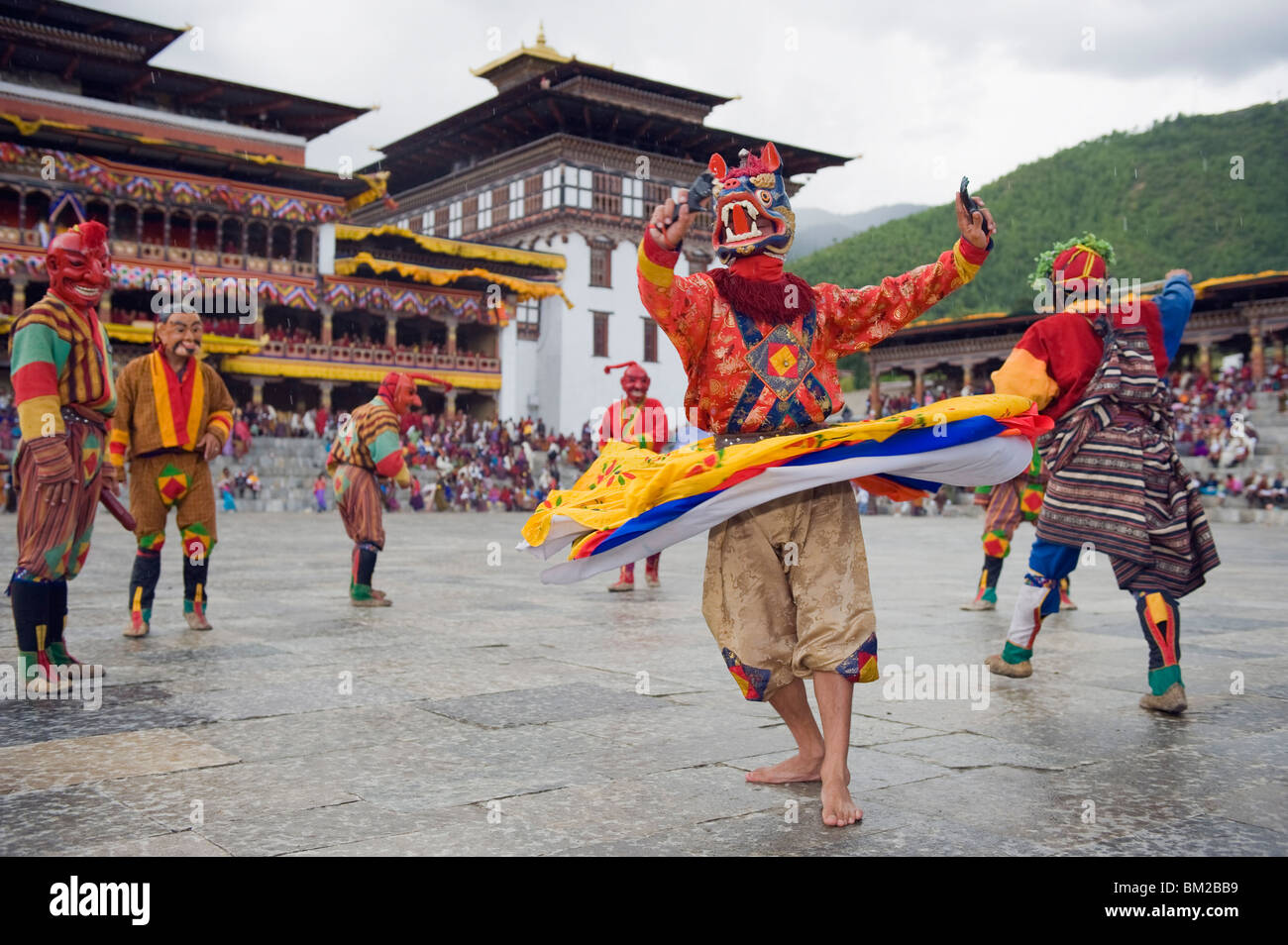 Tänzerinnen in traditionellen Kostümen, Herbst Tsechu (Festival) in Trashi Chhoe Dzong, Thimpu, Bhutan Stockfoto