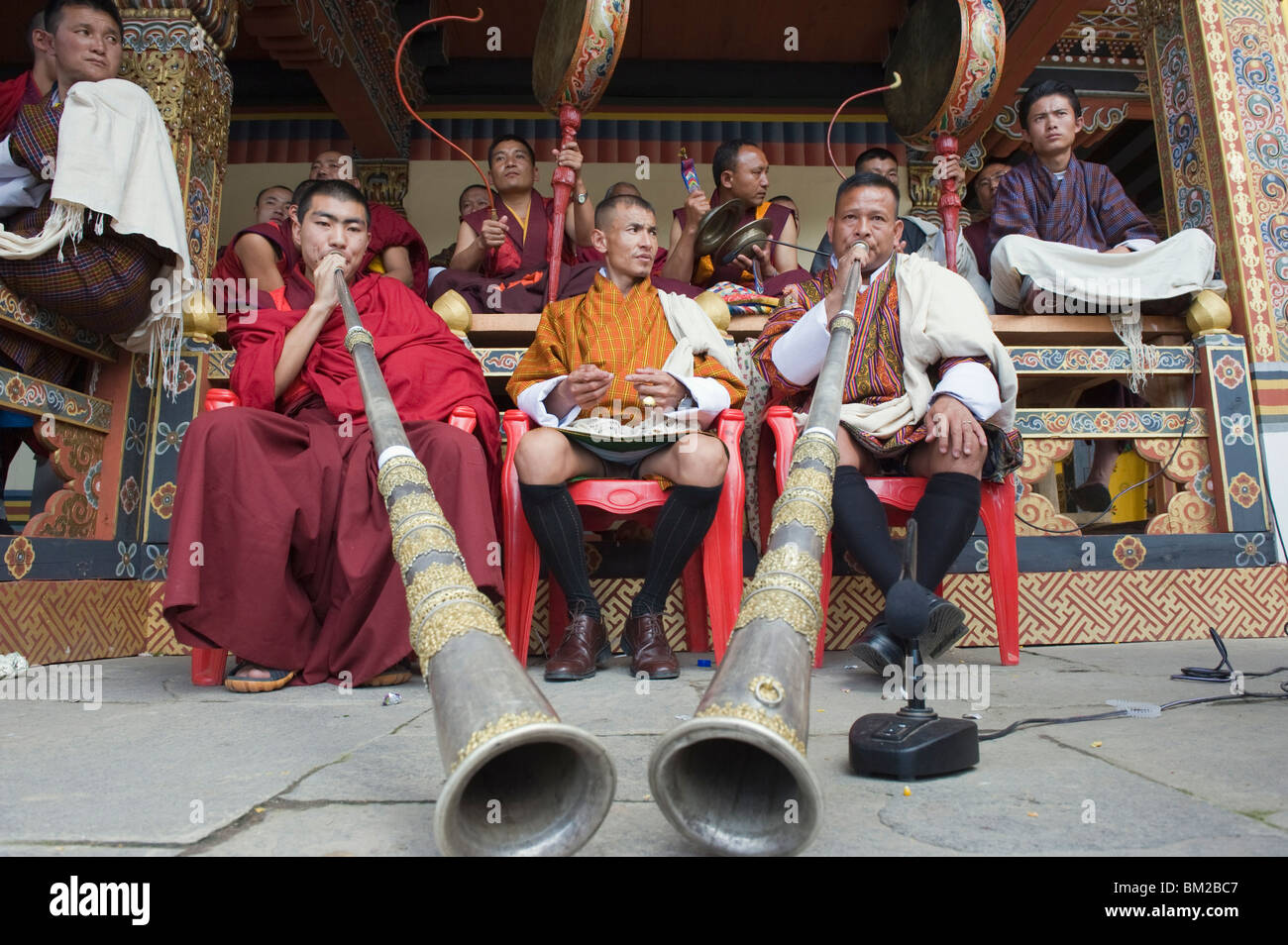 Mönche spielen Hörner und Pauken Herbst Tsechu (Festival) in Trashi Chhoe Dzong, Thimpu, Bhutan Stockfoto