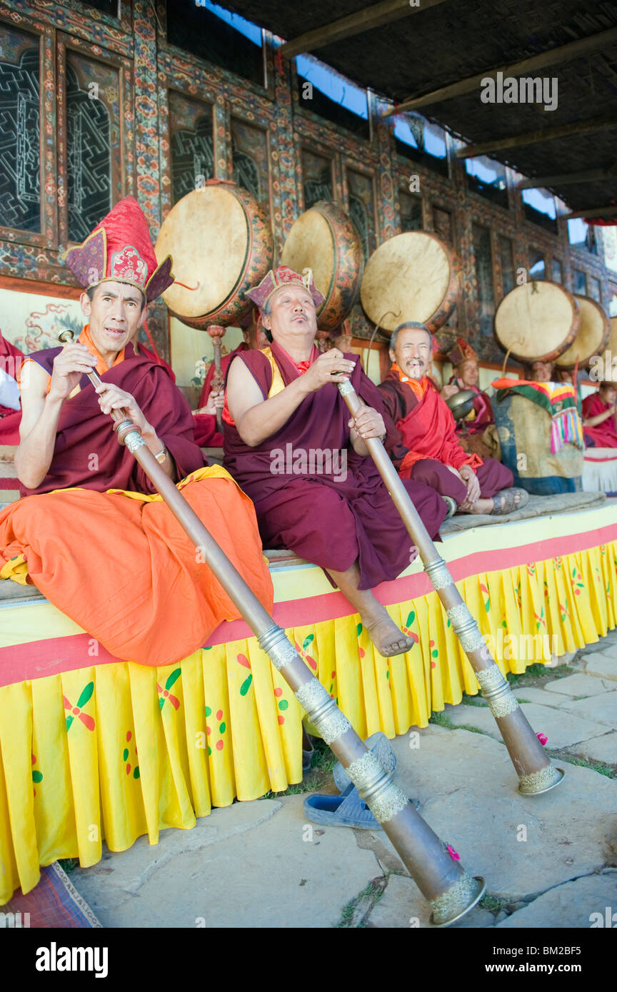 Mönche spielen Hörner an einem Tsechu (Festiva), Gangtey Gompa (Kloster), Phobjikha Tal, Bhutan Stockfoto