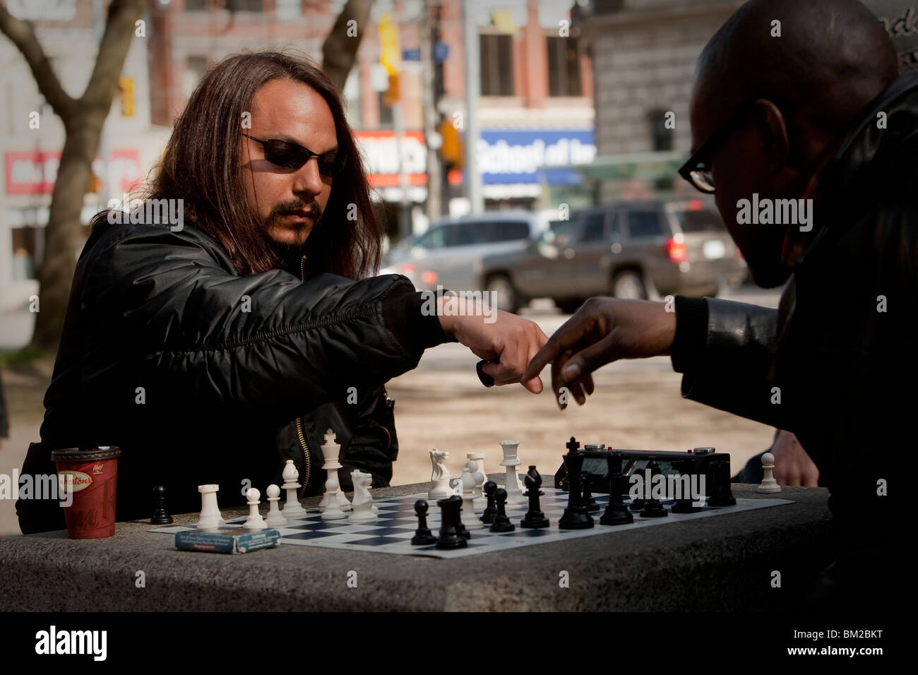 2-Mann spielen Schach in einem Park an der Ecke der Kirche und der Queen Street in Toronto 20. April 2010. Stockfoto