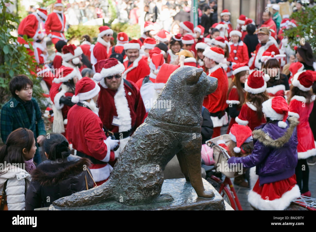 Weihnachten Santas bei Hachiko Hund treffen Treffpunkt, Bezirk Shibuya, Tokyo, Japan Stockfoto