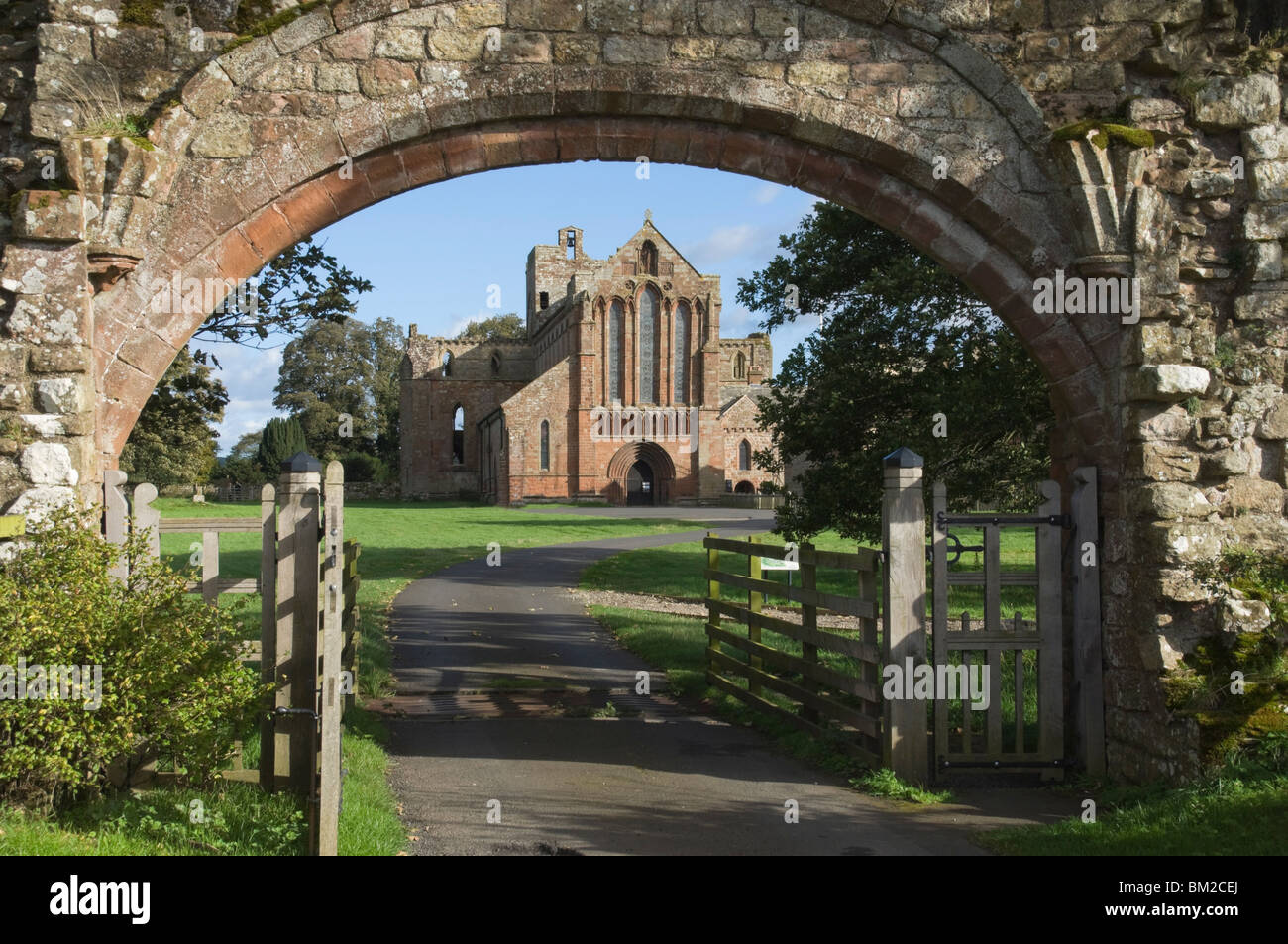 Gebaut mit Stein entnommen Hadrian Wall, Lanercost Abbey, Lanercost, Brampton, Cumbria, UK Stockfoto