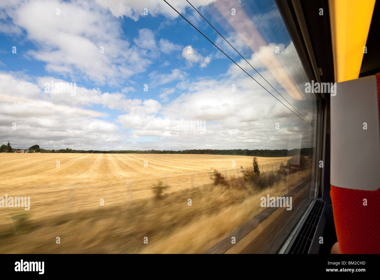 Blick aus dem Fenster ein TGV Zug nähert sich Paris, Frankreich Stockfoto