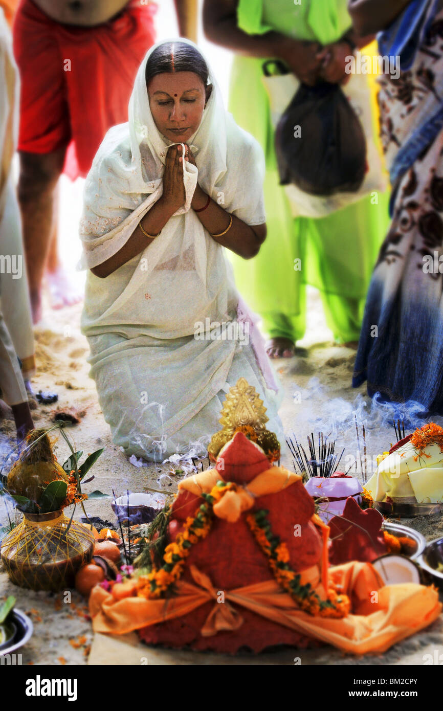 Frau beten während Ganesh Chaturthi festival Stockfoto