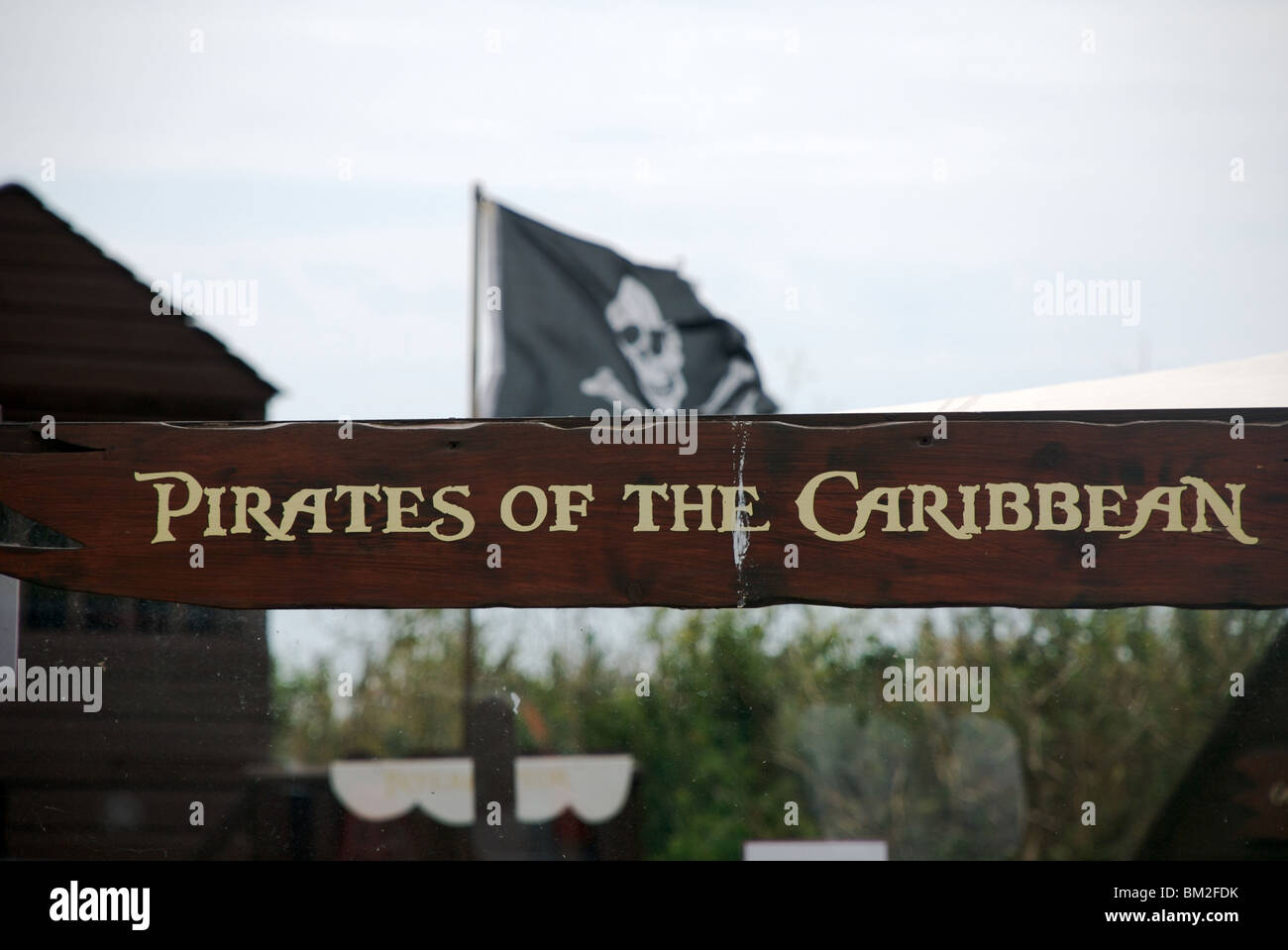 Fluch Der Karibik Zu Unterzeichnen Mit Totenkopf Flagge Auf Spielplatz Devon Uk Stockfotografie Alamy