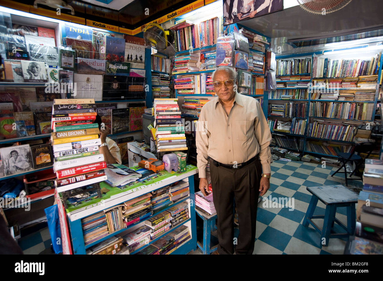 Herr G. M. Singhvi, Besitzer der Bücher-Ecke, eine ausgezeichnete kleine Buchhandlung in Jaipur, Rajasthan, Indien Stockfoto