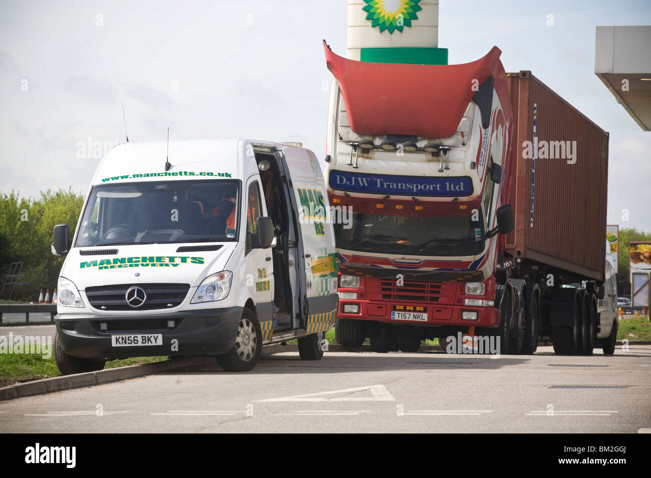 Erholung-Service kümmern sich um ein aufgeschlüsselt Lastwagen im Dienst auf der A14 Stockfoto