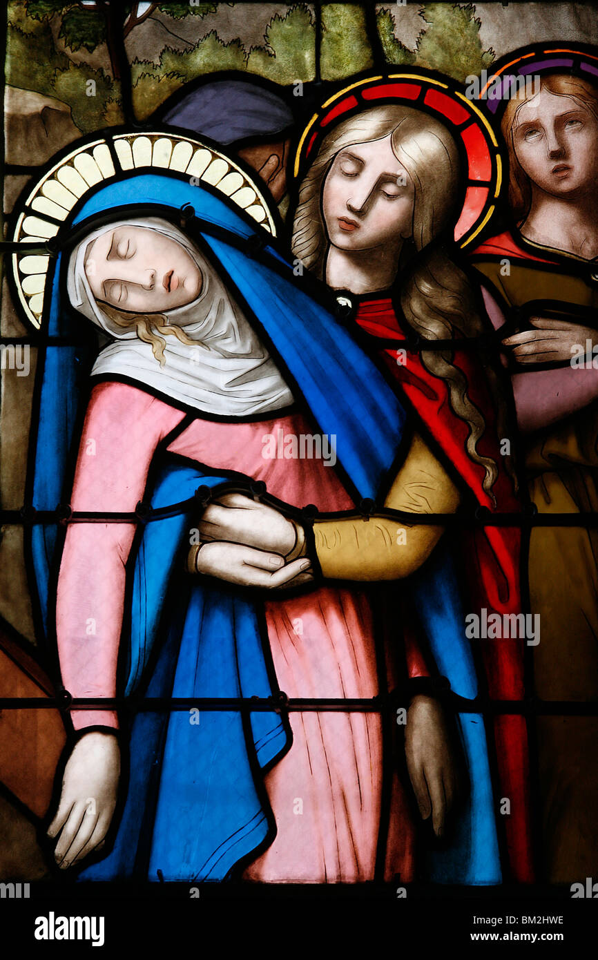 Glasfenster von Jungfrau Maria in der Kathedrale Notre-Dame des Marais, Villefranche-Sur-Saone, Rhônes-Alpes, Frankreich Stockfoto