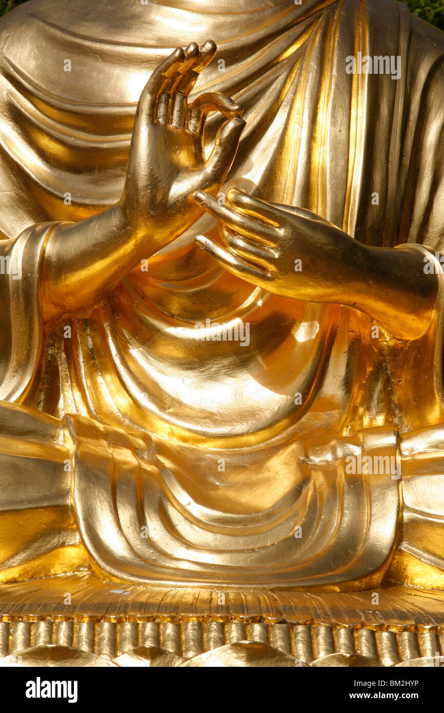 Detail der Lehre Mudra auf die sitzende Buddha-Statue, Sainte-Foy-Les-Lyon, Rhone, Frankreich Stockfoto