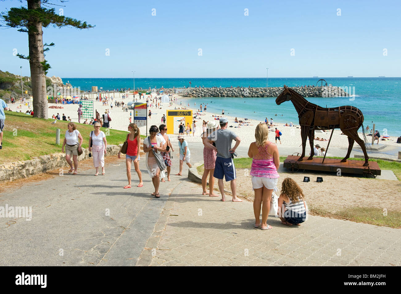 Menschen am Cottesloe Beach während der Zeit der jährlichen Skulptur Ausstellungen, Perth, Western Australia Stockfoto