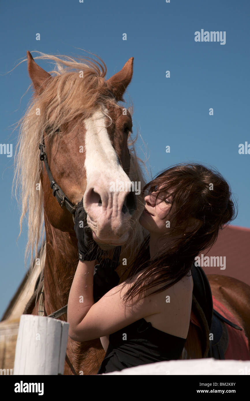 Schönes Mädchen umarmt das Lieblingspferd Stockfoto
