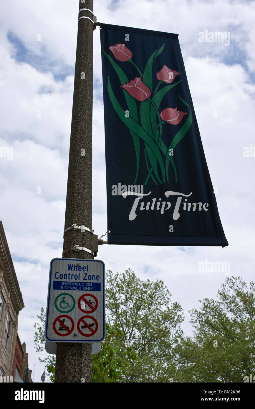 Tulip Time Festival Dutch Holland Michigan MI eine Flagge mit Logo auf Straßenüberquerung mit niedrigem Winkel vertikales Format Nahaufnahme in den USA USA Hi-res Stockfoto