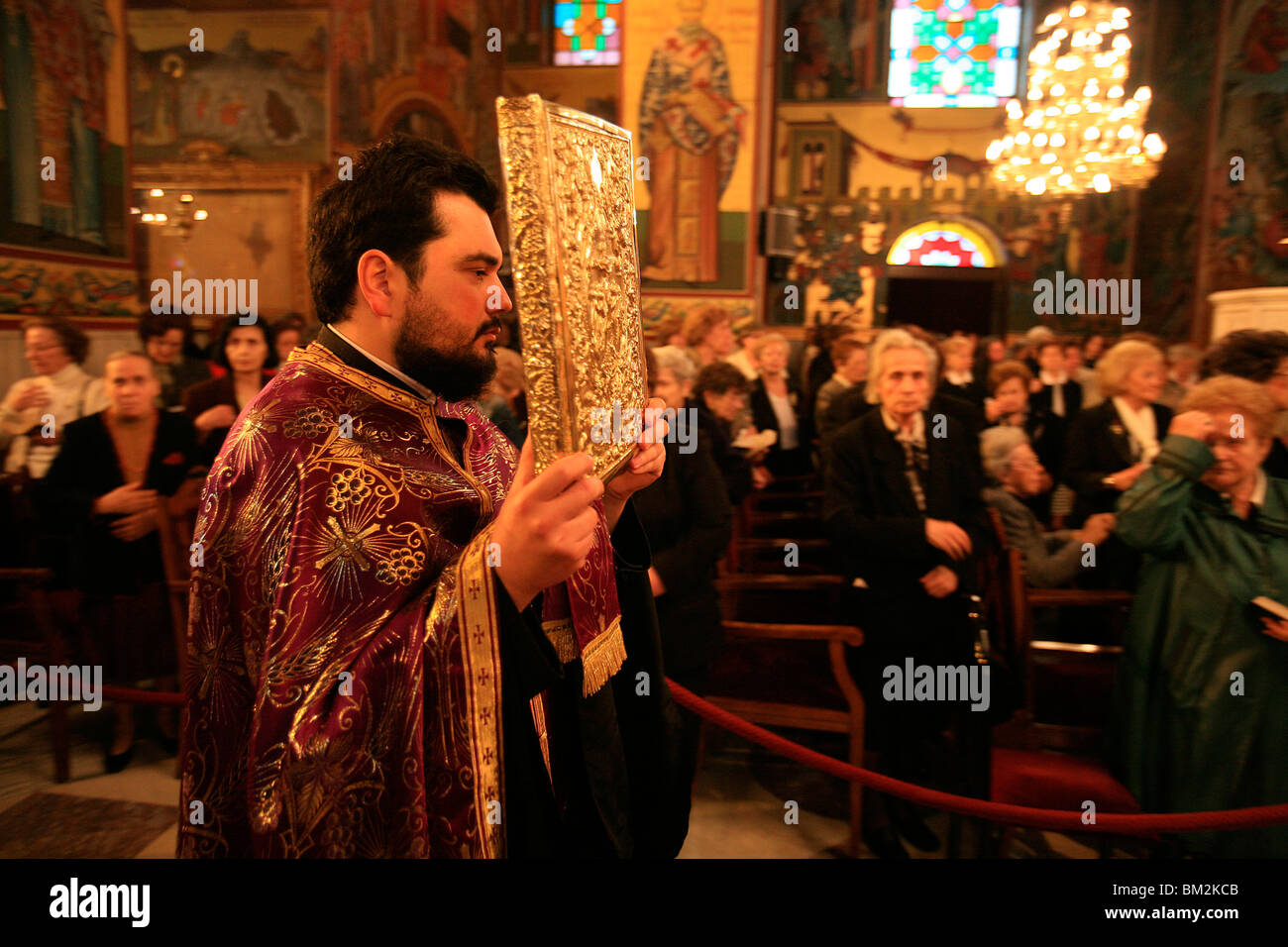 Prozession in eine griechisch-orthodoxe Kirche, Thessaloniki, Makedonien, Griechenland Stockfoto