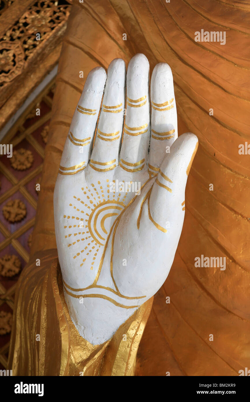 Hand des Buddha, Dharmikarama Tempel, Penang, Malaysia, Südost-Asien Stockfoto