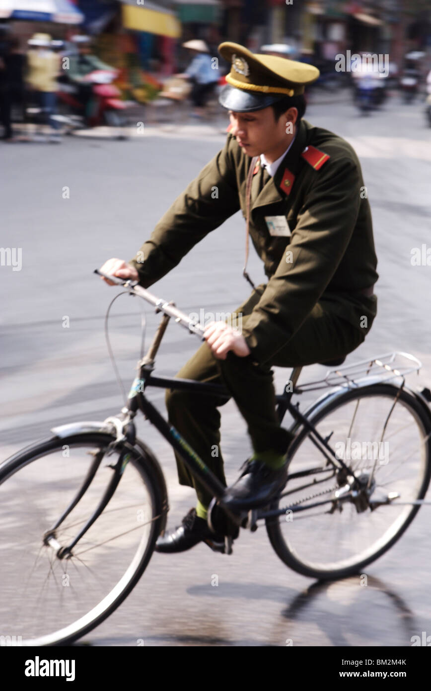 Soldat auf dem Fahrrad, Hanoi, Vietnam, Indochina, Südost-Asien Stockfoto