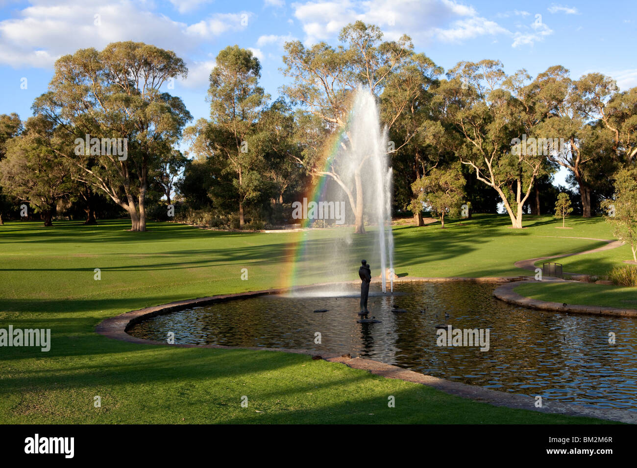 Brunnen und gepflegten Rasenflächen im Kings Park, Perth, Western Australia. Ein Regenbogen erscheint in den Brunnen Spray. Stockfoto