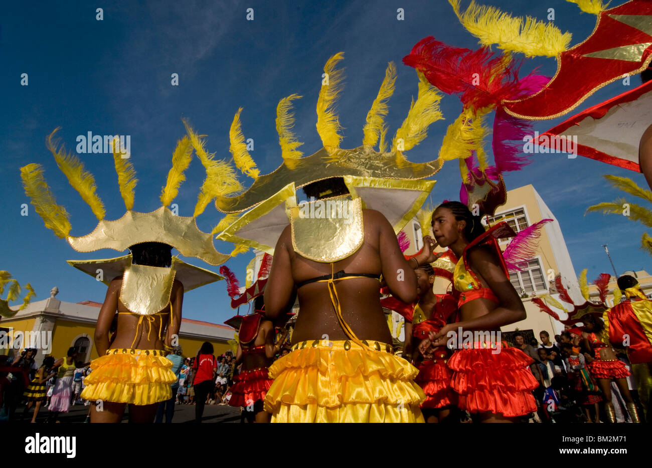 Frauen in bunten Karnevalskostüm tanzen, Mindelo, Sao Vicente, Kap Verde Stockfoto