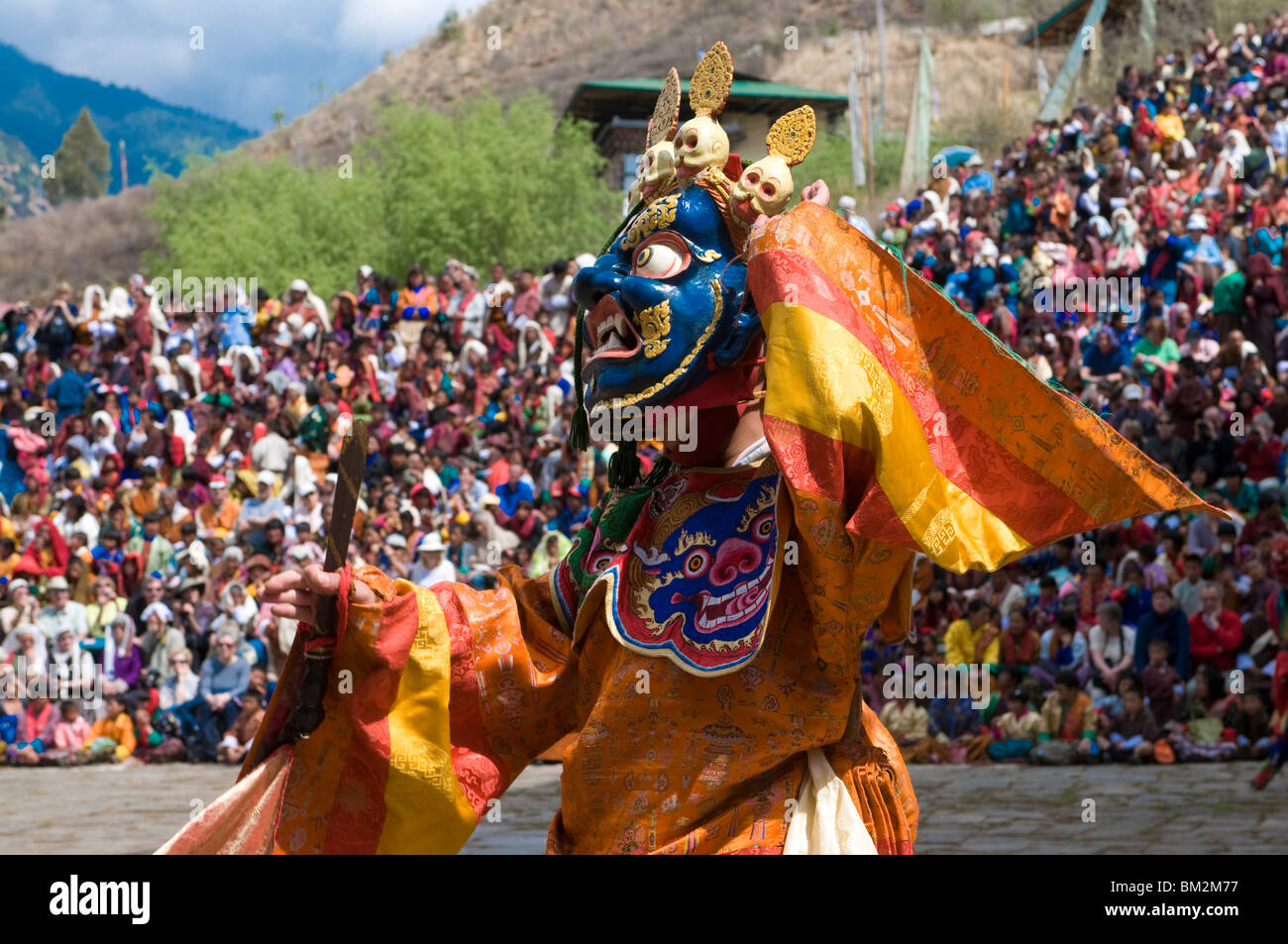 Traditionell gekleidete Tänzer in Paro Tsechu, einer religiösen Tanz-Zeremonie, Paro, Bhutan Stockfoto
