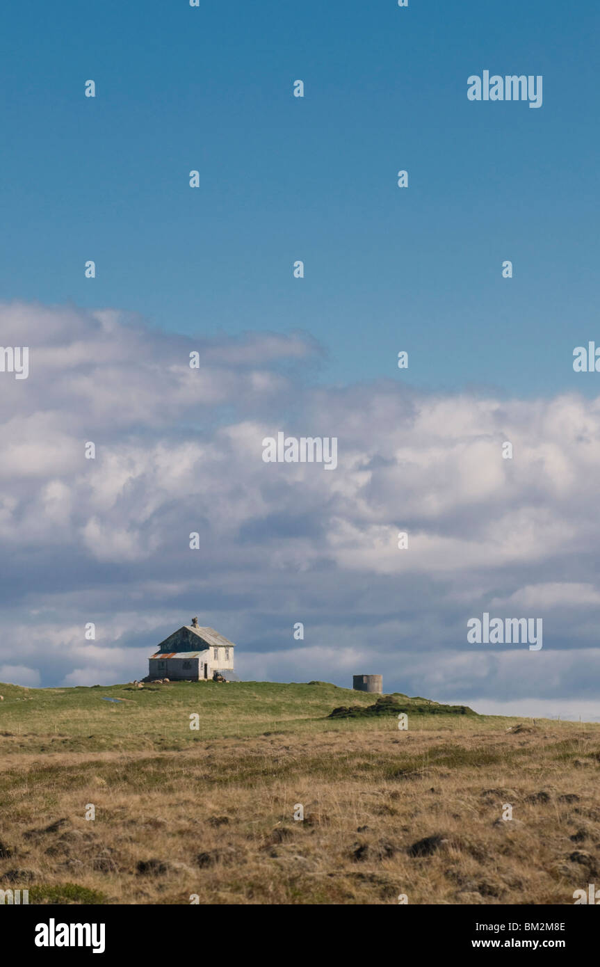 Einsamen Bauernhof unter einem dramatischen Himmel, Island, Polarregionen Stockfoto