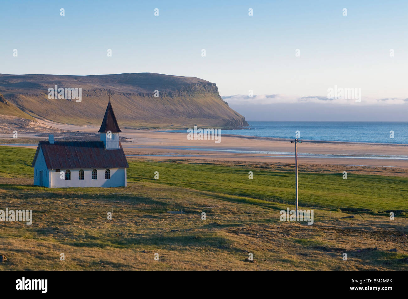 Einsame Kirche in Breidavik der Westfjorde, Island, Polarregionen Stockfoto