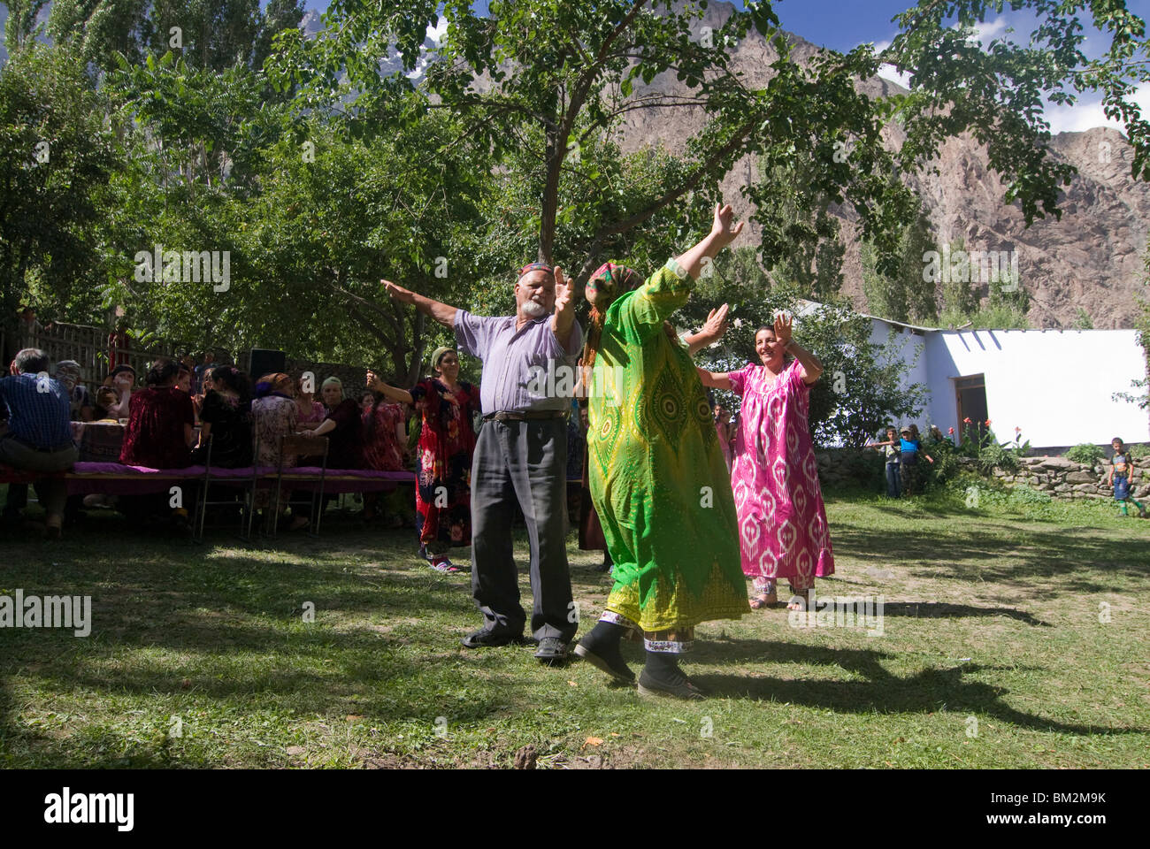 Die Menschen tanzen auf einer traditionellen Pamiri Hochzeit, Bartangtal, Tadschikistan Stockfoto