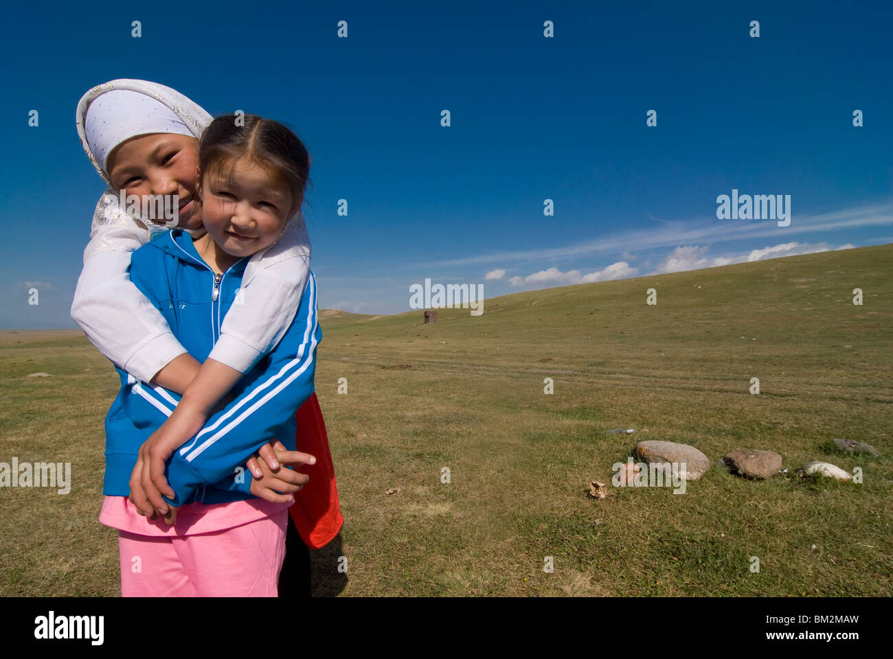 Zwei Mädchen in einem offenen Feld in der Nähe von Song Kul, Kirgisistan Stockfoto