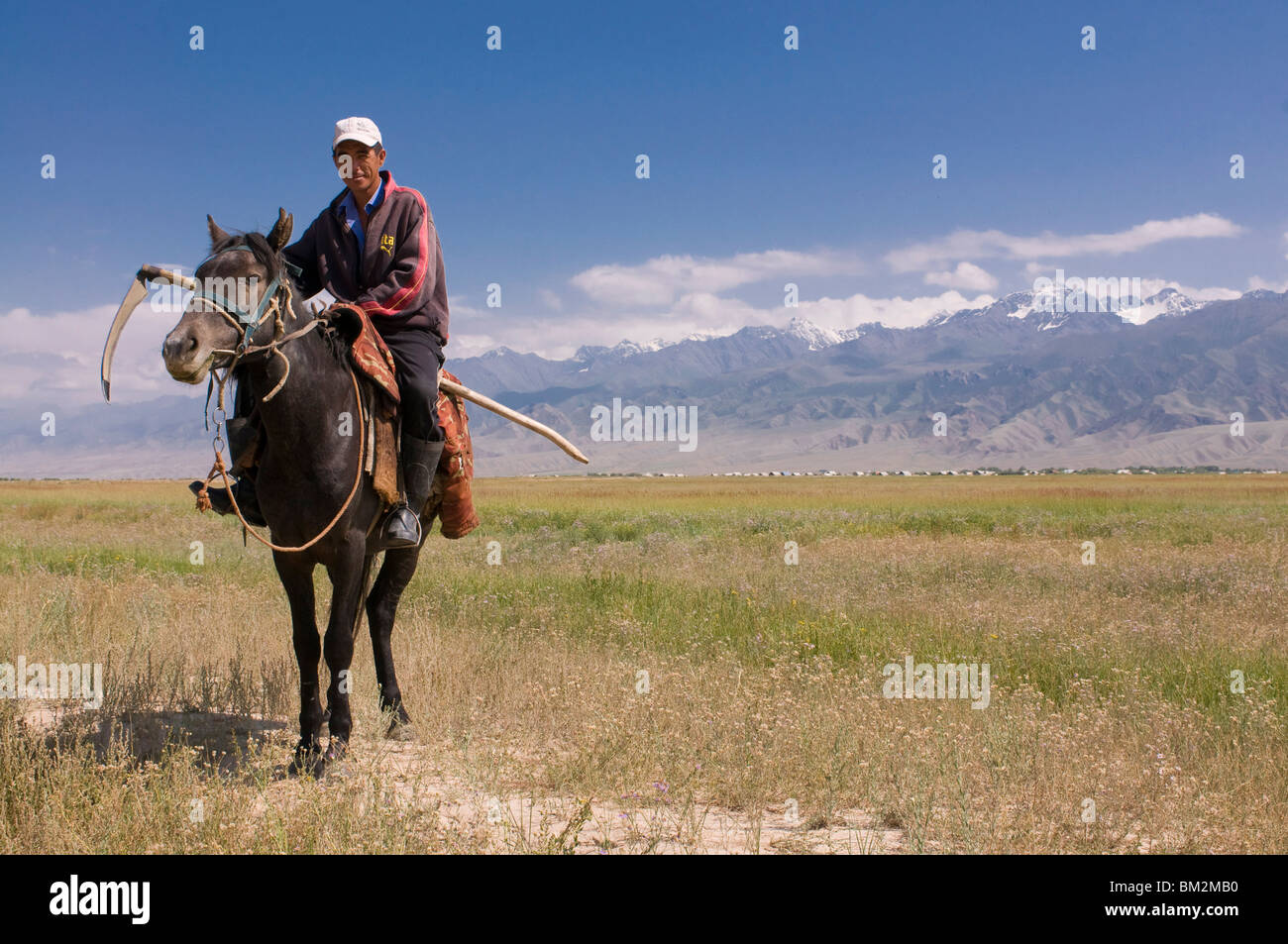 Kirgisischen Mann auf seinem Weg bis zur Ernte, Torugat Pass, Kirgisistan Stockfoto