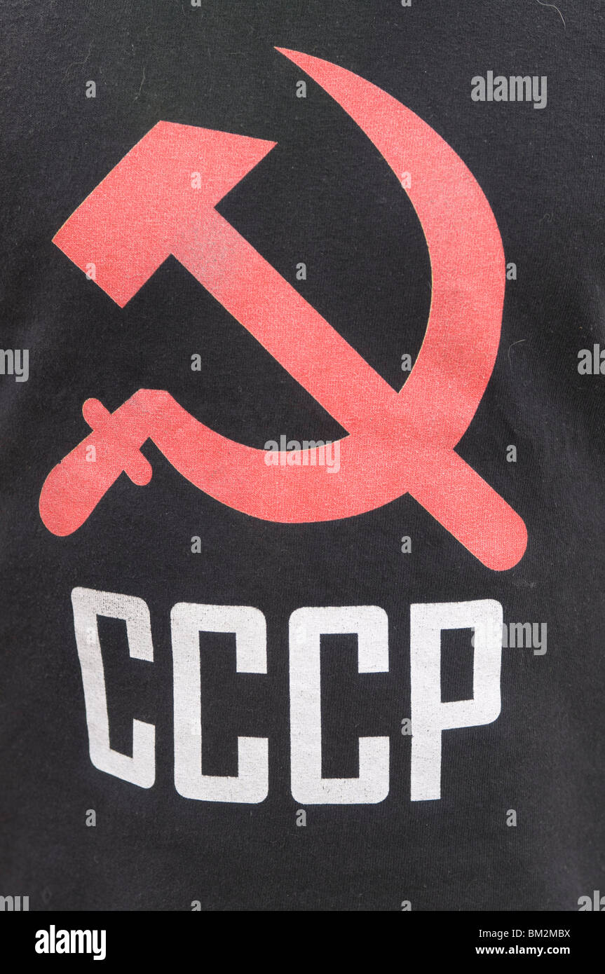 Hammer und Sichel als Zeichen des Kommunismus auf einem T-shirt, Bischkek, Kirgisistan Stockfoto