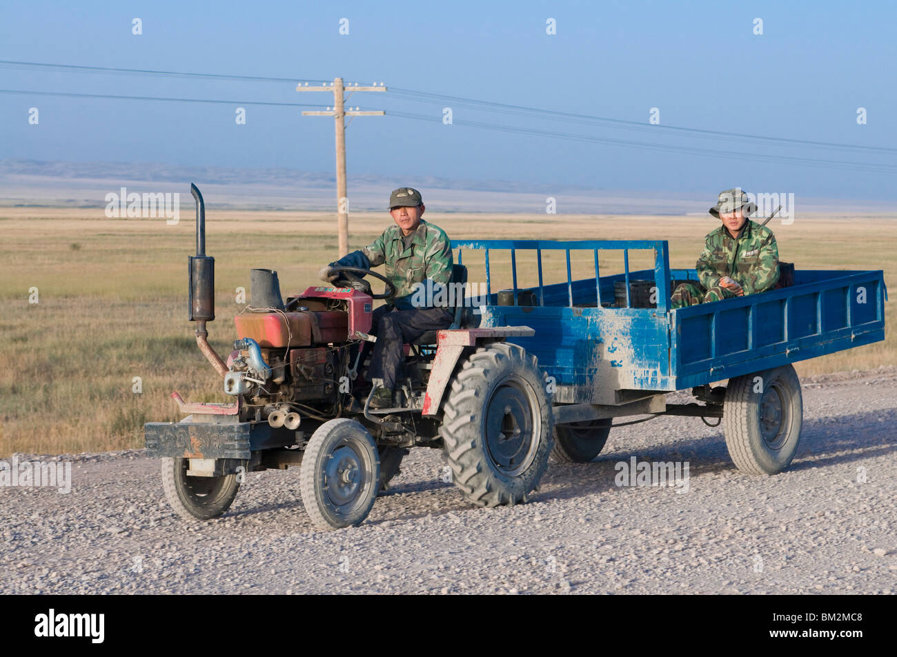 Bauern arbeiten mit Traktor, Sary Tash, Kirgisistan Stockfoto
