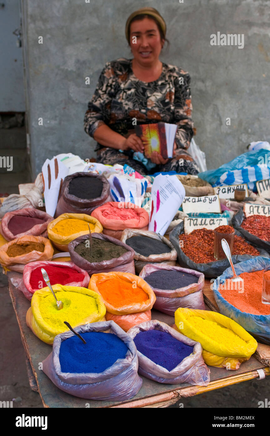 Frau verkaufen bunte Gewürze am Marktstand, Osch, Kirgisistan Stockfoto