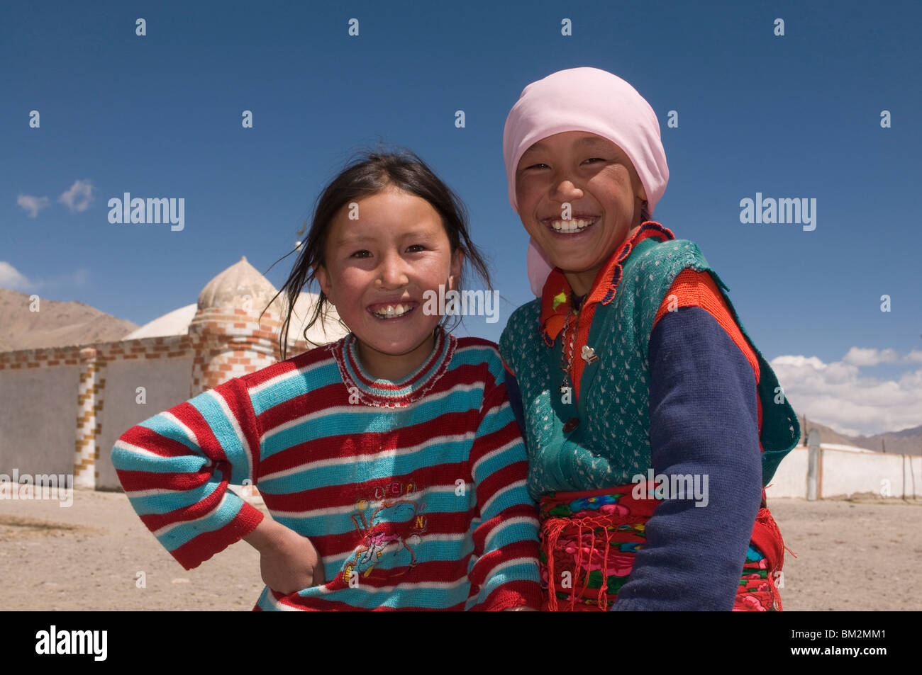 Zwei glückliche Mädchen, Pamir Highway, Tadschikistan Stockfoto