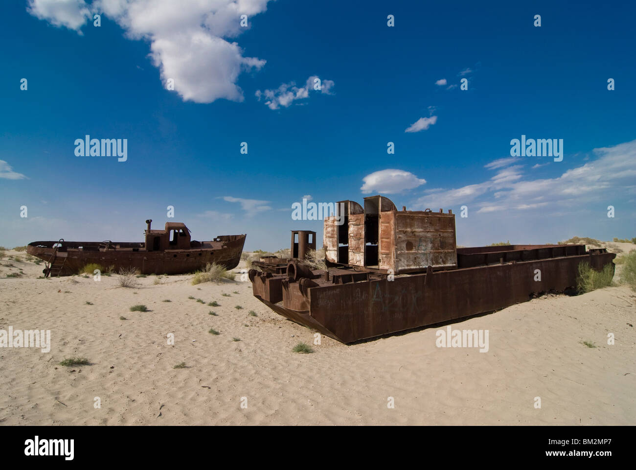 Rostende Boote liegen in der Wüste, die früher der Aral-See, Moynaq, Usbekistan Stockfoto