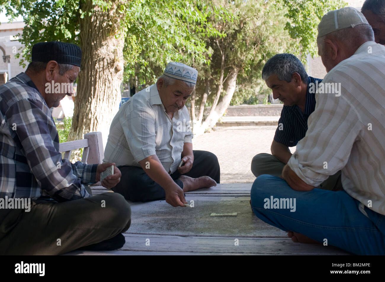Männer spielen Domino, Bukhara, Uzbekistan Stockfoto