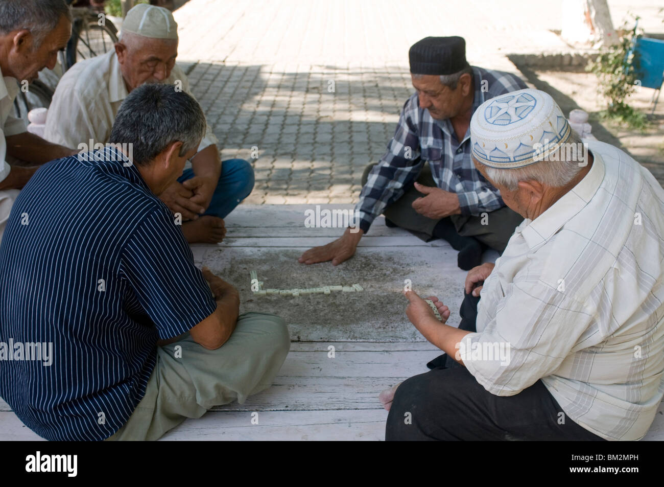 Männer spielen Domino, Bukhara, Uzbekistan Stockfoto