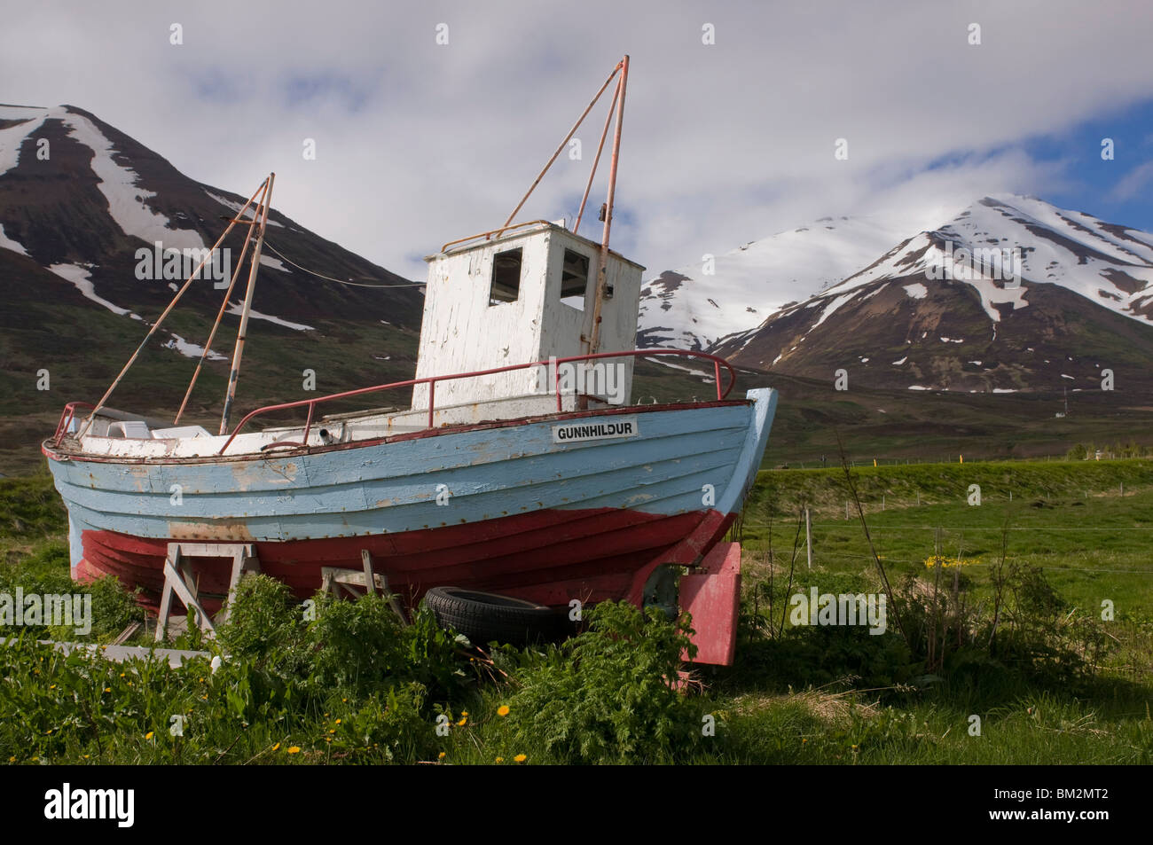 Angelboot/Fischerboot an Land, Eyjafjordur, Island, Polarregionen Stockfoto