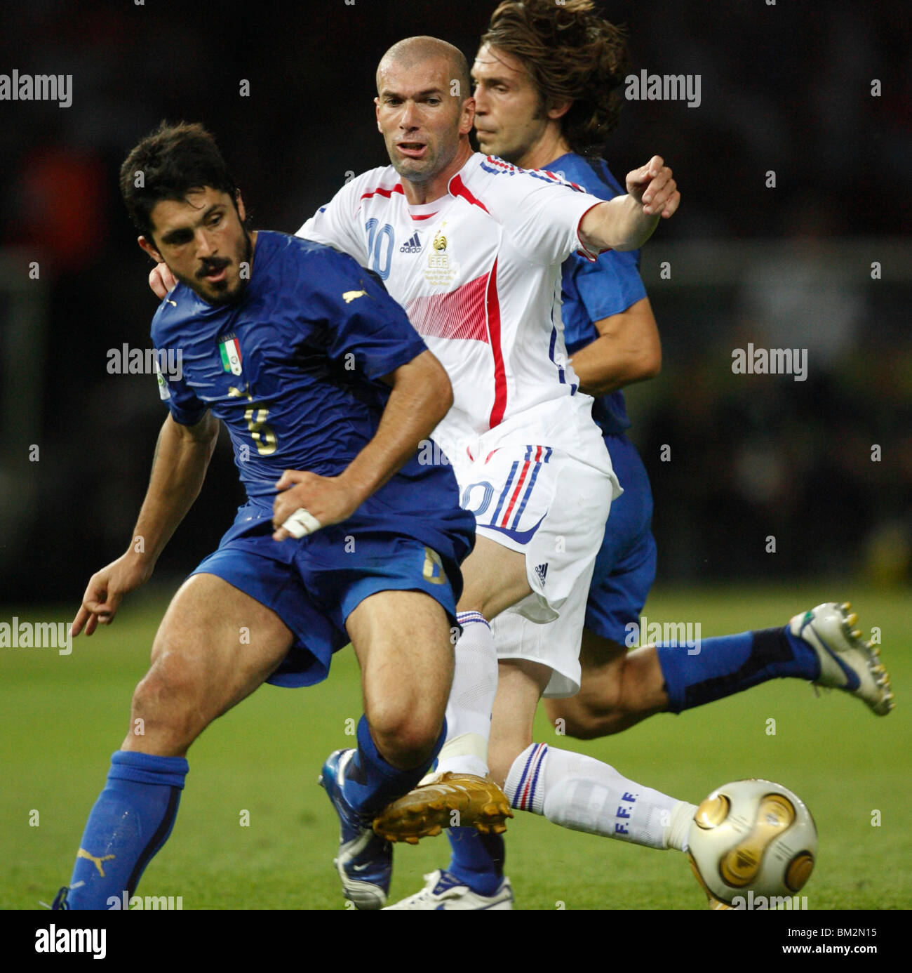 Gennaro Gattuso Italiens (l) Schlachten Zinedine Zidane von France (r) während der 2006 FIFA World Cup final 9. Juli 2006. Stockfoto